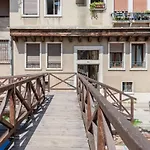 Guesthost - Venezia Santa Lucia Station Lovely Flat!
